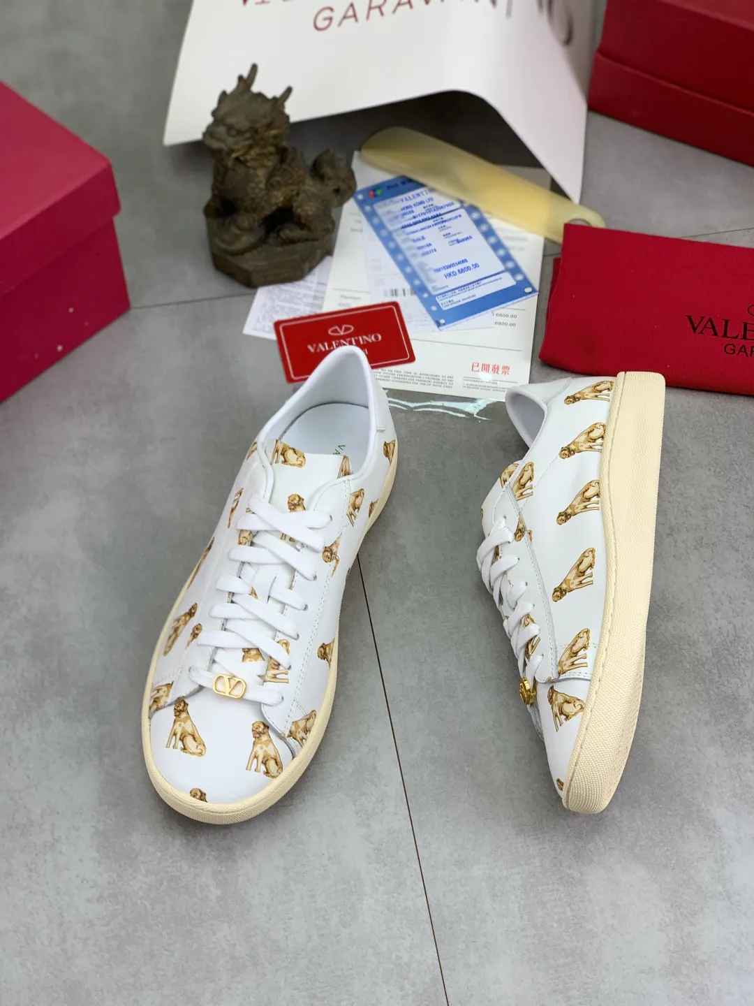 Men's men's shoes 💰P520 New style 💰 Top version Valentino Valentino 25/ Royco series Cherry 🍒Couple style Casual sneakers White shoes Original purchase and development Production Classic and timeless low-top sneakers outline a lazy silhouette, supplemented by low-key and restrained brand details, evolved into a must-have item in the wardrobe, comfortable and versatile!  ✔️Fabric: Original customized first-layer cowhide ✔️Inner lining: Imported breathable sheep lining ✔️Sole: Original molded anti-slip rubber material ✔️Size: 38-45